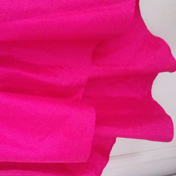BEAUTIFUL Hot pink High/low skirt. - Picture 4 of 7